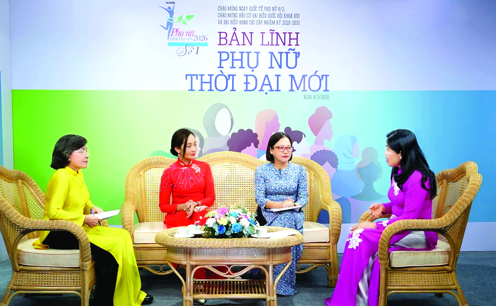Các khách mời dự talk show chủ đề “Bản lĩnh phụ nữ thời đại mới”. Từ trái qua: Bà Phạm Phương Thảo - nguyên Phó bí thư Thành ủy, nguyên Chủ tịch HĐND TPHCM; Nghệ sĩ ưu tú Hạnh Thúy - diễn viên, nhà biên kịch, đạo diễn sân khấu; bà Nguyễn Thanh Loan - Phó chủ tịch Hội LHPN TPHCM; bà Nguyễn Trần Phượng Trân - Đại biểu Quốc hội khóa XV, Thành ủy viên, Bí thư Đảng ủy phường Tam Bình - Ảnh: Nguyễn Quang