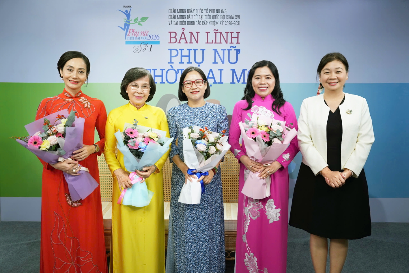 Bà Lý Việt Trung (bìa phải) - Tổng biên tập Báo Phụ nữ TPHCM - tặng hoa, cảm ơn các khách mời  của talk show chủ đề “Bản lĩnh phụ nữ thời đại mới” - ẢNH: NGUYỄN QUANG