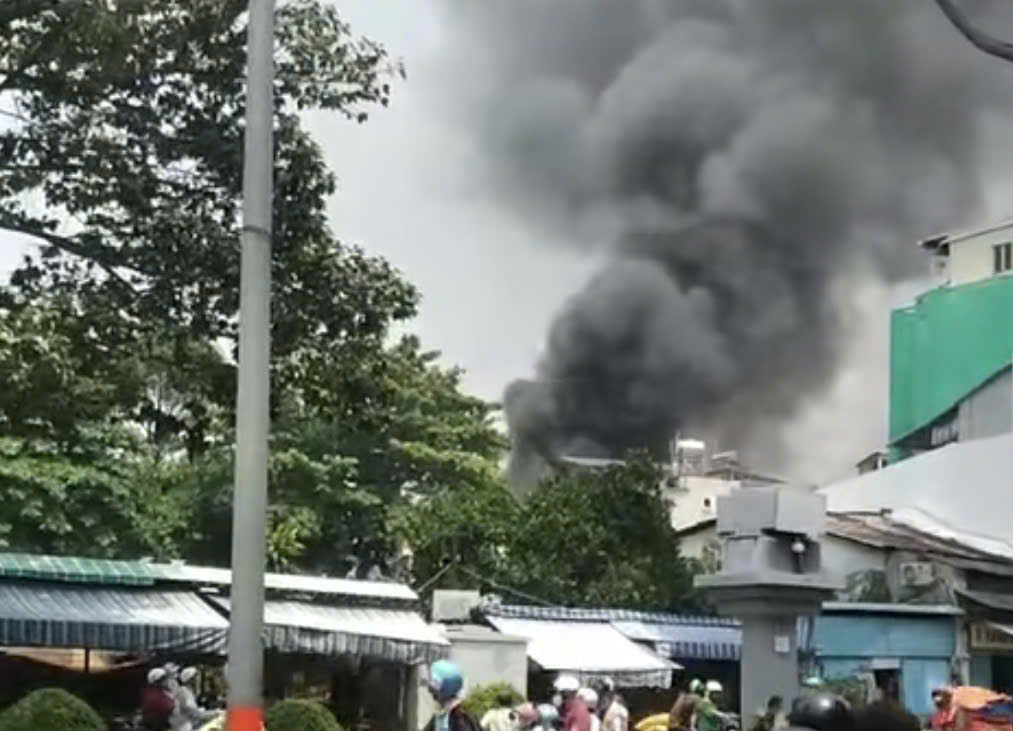 Khói đen bốc lên cao. Ảnh: A.X.