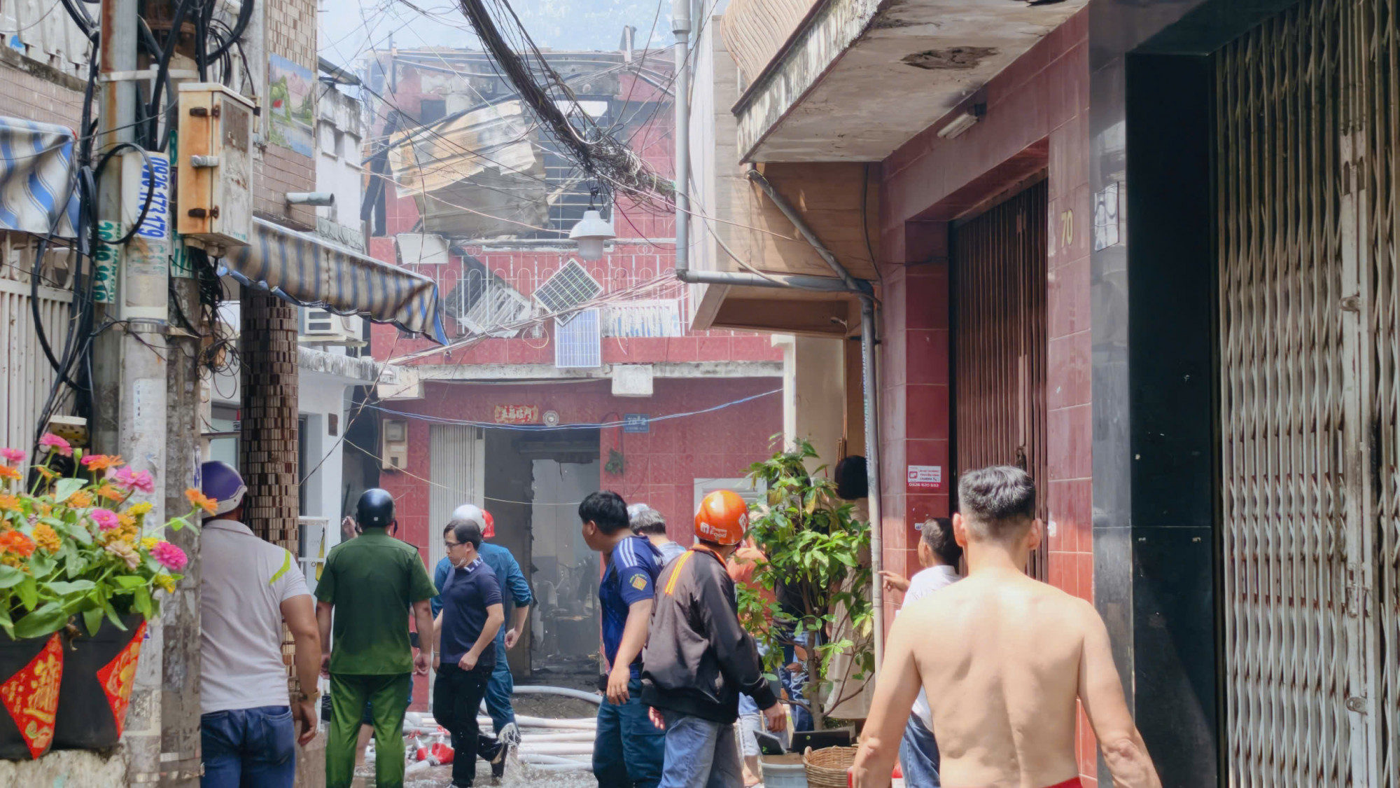 Hẻm nhỏ dẫn vào nơi xảy ra vụ cháy. Ảnh: A.X.
