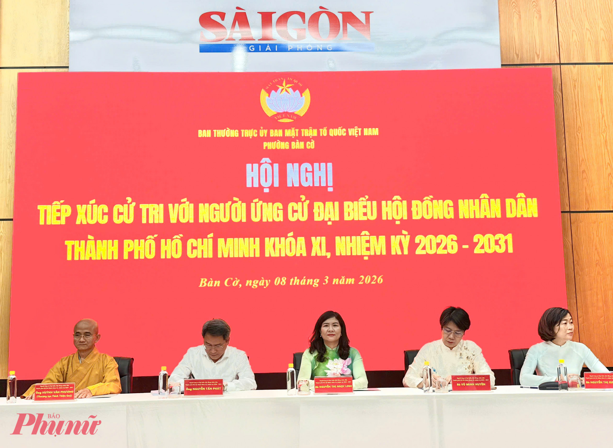 Các ứng cử viên đại biểu HĐND TPHCM tiếp xúc cử tri phường Bàn Cờ, lắng nghe nhiều ý kiến về giao thông, y tế, giáo dục và an sinh xã hội - Ảnh: Thanh Tâm