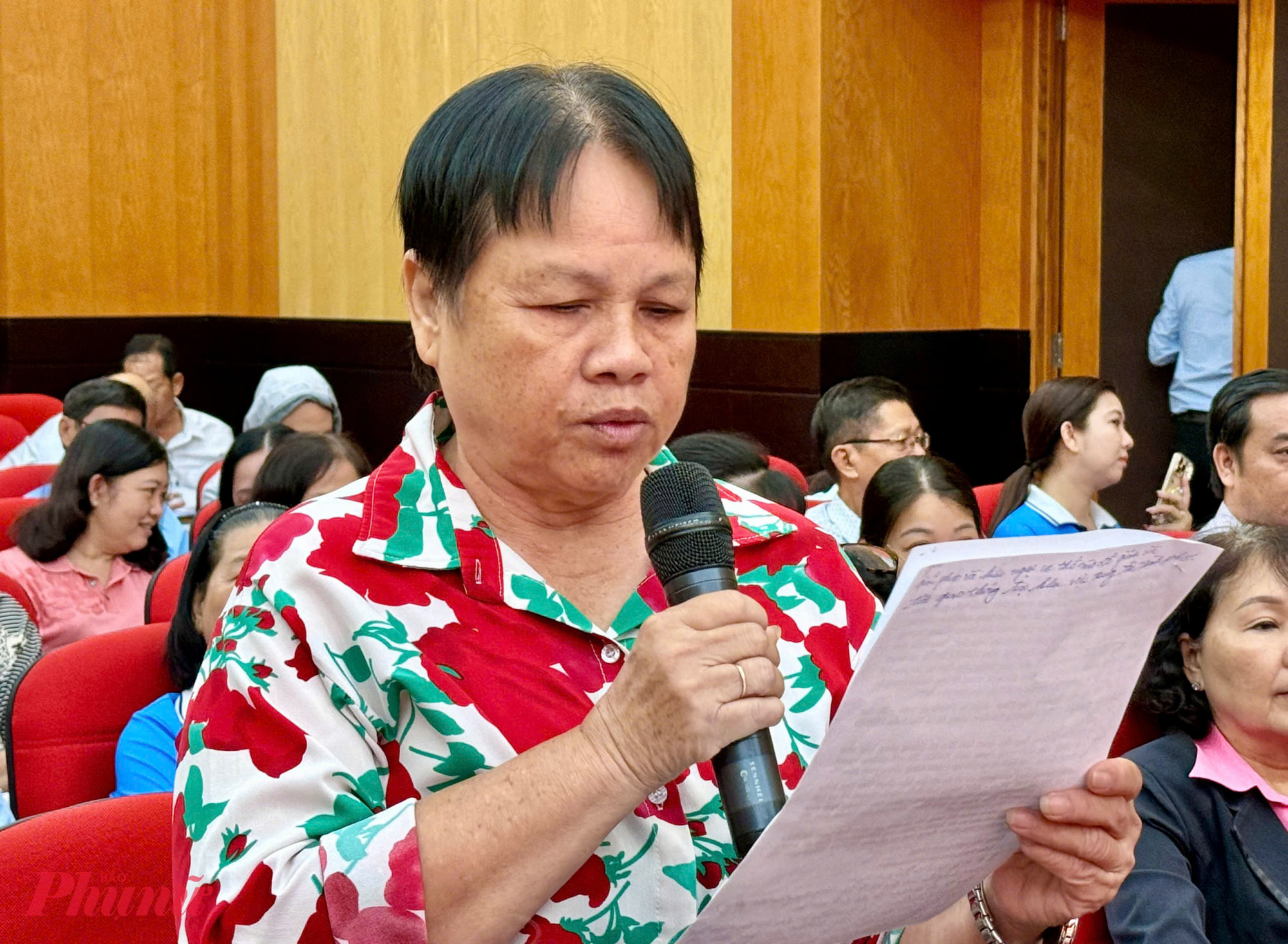 Cử tri phường Bàn Cờ thẳng thắn nêu nhiều vấn đề dân sinh như kẹt xe, dự án chậm tiến độ và chi phí khám chữa bệnh - Ảnh: Thanh Tâm