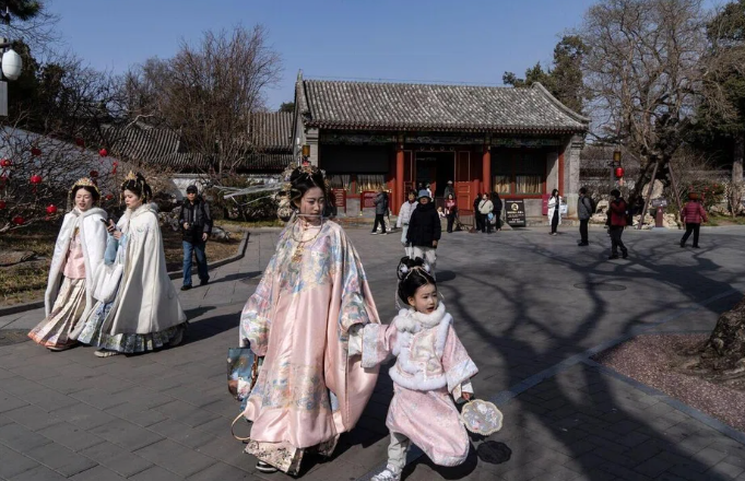 Tỷ lệ sinh của Trung Quốc giảm vào năm 2025 xuống mức thấp nhất được ghi nhận, dẫn đến dân số giảm khi tỷ lệ tử vong tăng.  ẢNH: AFP