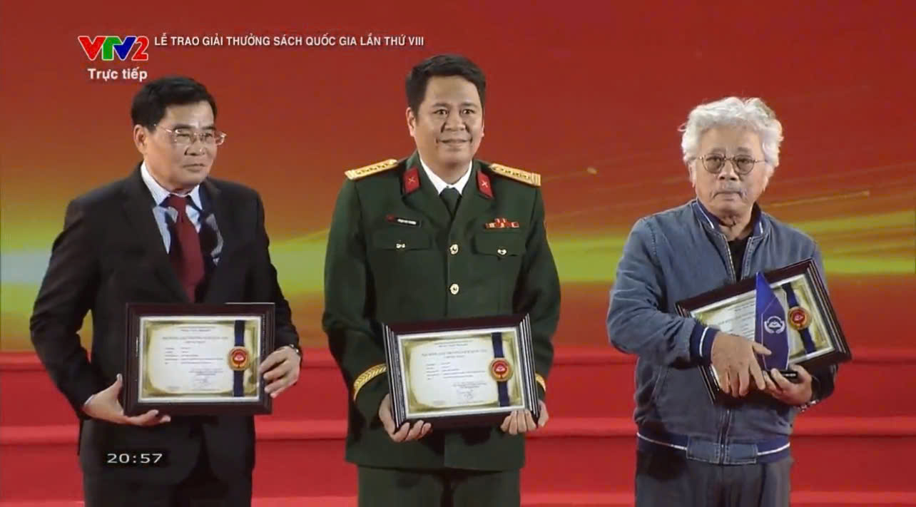 Nhà văn Chu Lai (bìa phải) nhận giải thưởng với tác phẩm Mưa đỏ