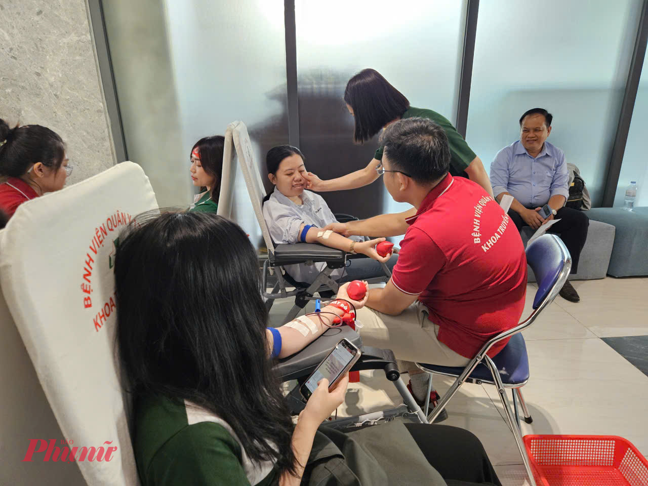 Để đảm bảo sức khỏe cho người hiến, các y bác sĩ luôn túc trực, thường xuyên kiểm tra, tư vấn cho những bạn có tâm lý lo lắng hay mệt mỏi trong lúc hiến máu