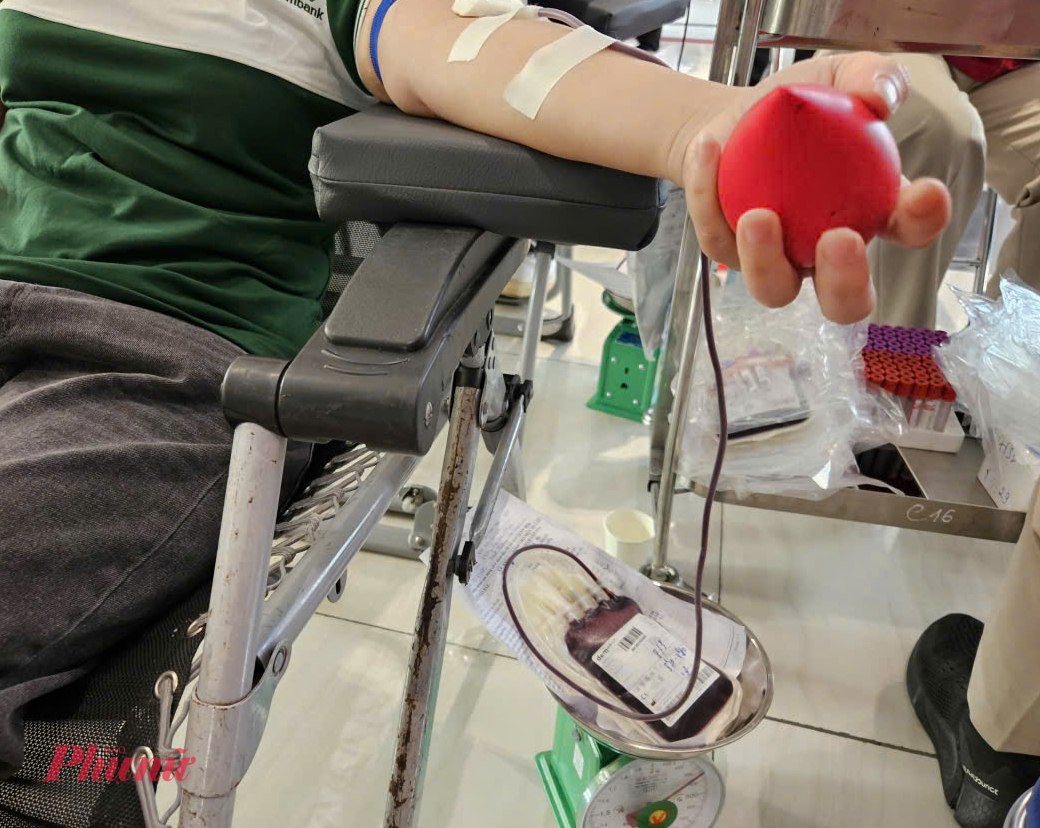 Nhà báo Phùng Công Sưởng - Tổng Biên tập Báo Tiền Phong, Trưởng Ban tổ chức Chủ Nhật Đỏ năm thứ 18 cho biết: “Qua năm thứ 18 đồng hành cùng hoạt động hiến máu tình nguyện trên cả nước, ngày Chủ nhật Đỏ đã vận động hàng trăm nghìn đơn vị máu, góp phần quan trọng trong việc giảm tình trạng thiếu máu điều trị và xây dựng thói quen hiến máu thường xuyên trong cộng đồng”