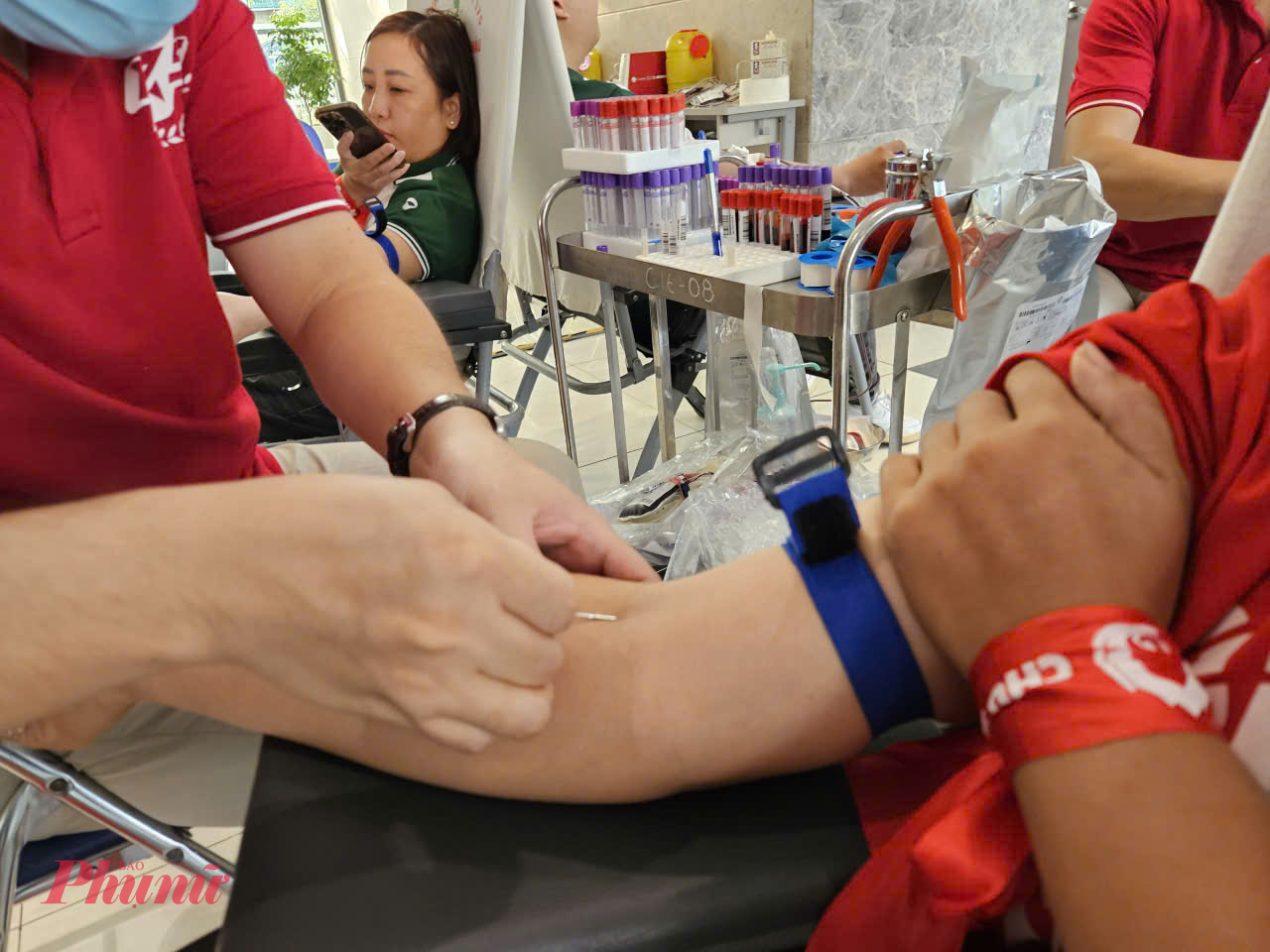 Mặc dù rất sợ kim tiêm nhưng bạn Thanh Thúy (sinh viên năm 3 trường Đại học Sài Gòn) vẫn cùng bạn bè đến hiến máu, bạn Thúy chia sẻ: Đây là lần thứ 3 em đi hiến máu, nhưng vẫn chưa vượt qua tâm lý sợ kim tiêm. Tuy nhiên nghĩ đến người bệnh đang cần máu, nên khi bạn em nhắn tin rủ thì em đi liền, chắc lần sau em sẽ quen thôi