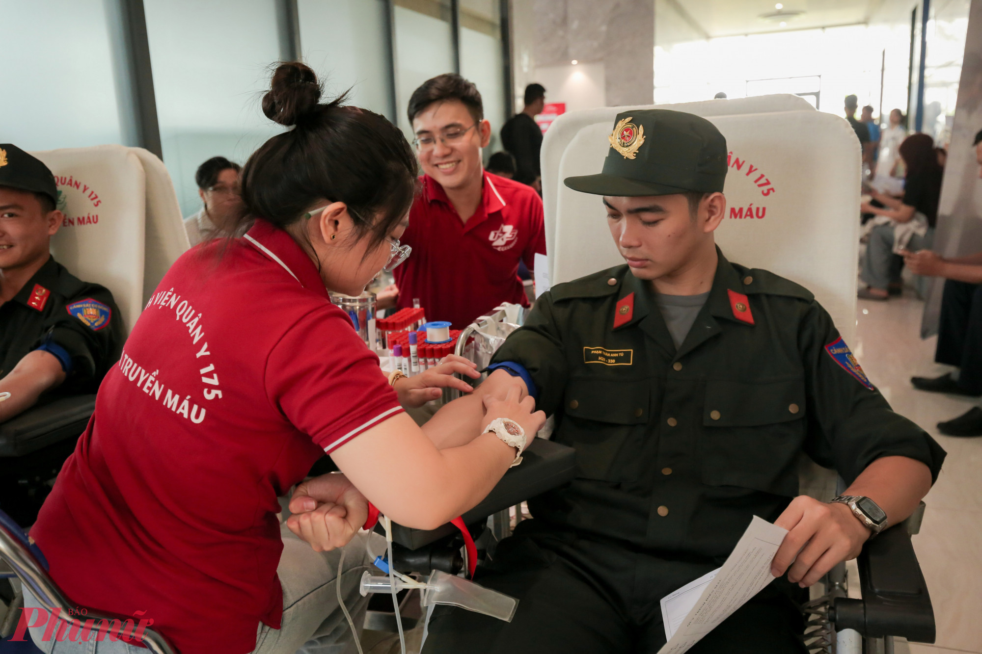 Lực lượng cảnh sát cơ động tham gia hiến máu cùng các bạn sinh viên, ngoài ra ngày hội hiến máu hôm nay cũng có các văn nghệ sĩ tham dự góp phần nhỏ của mình vào công cuộc cứu người