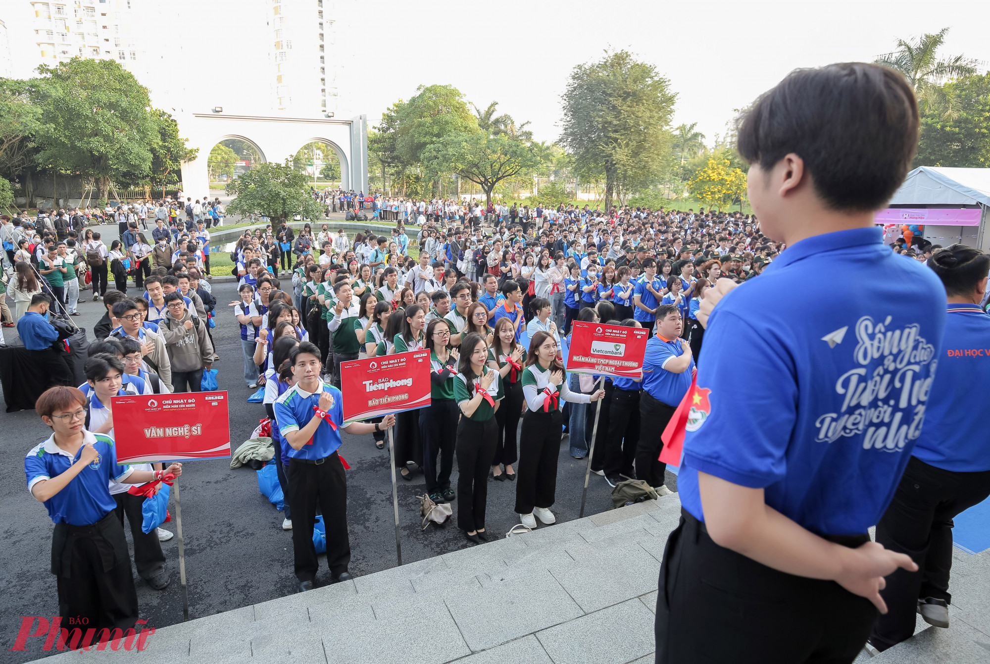 Ngày 8/3, chương trình hiến máu Chủ nhật đỏ lần thứ 8 đã diễn ra tại Trường Đại học Văn Hiến TPHCM. Chương trình do Báo Tiền Phong chủ trì, phối hợp với Viện Huyết học - Truyền máu Trung ương, Bệnh viện Quân y 175,…  thu hút hơn 5.000 sinh viên đến từ khoảng 20 trường đại học tại TPHCM tham gia hiến máu, ngoài ra còn có các bạn trẻ, các đơn vị, khối cũng đến trao tặng những giọt máu quý giá để cứu người