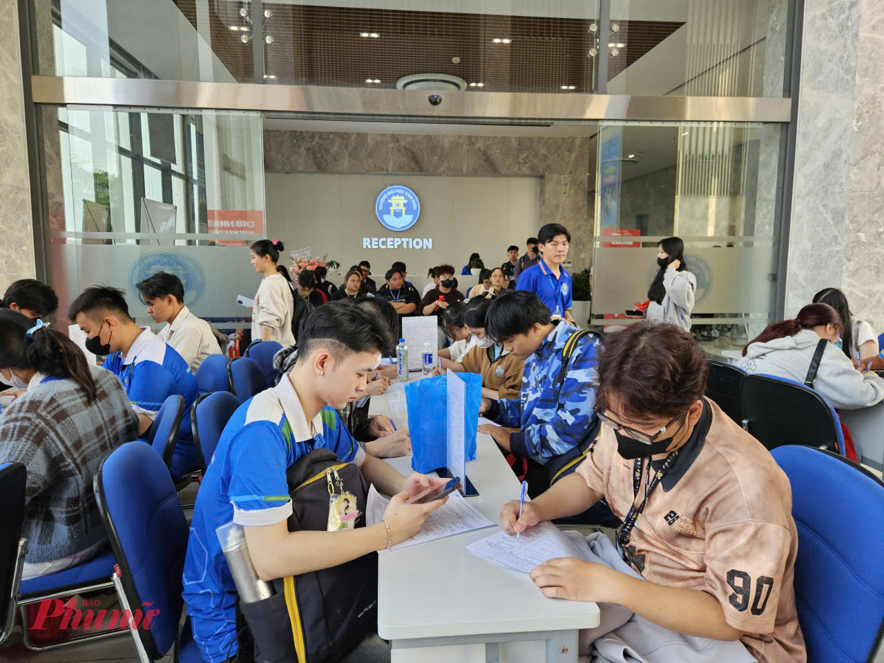 Các bạn sinh viên đăng ký hiến máu, cũng như nhiệt tình tham dự cũng như các hoạt động đồng hành, tiếp tục lan tỏa thông điệp “Hiến máu cứu người - sinh mệnh của bạn và tôi”. 