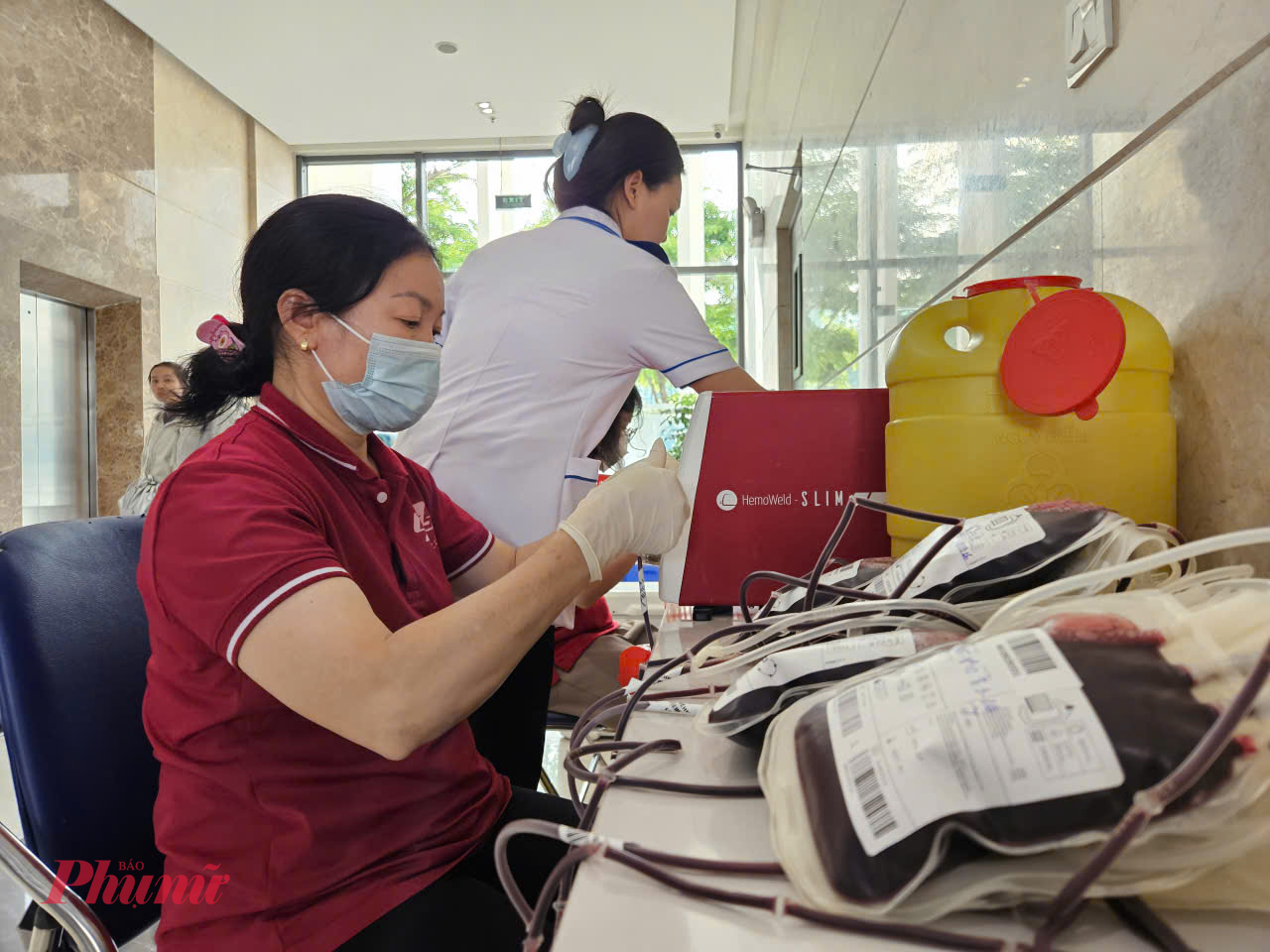 Báo Tiền Phong đã tổ chức chương trình Chủ nhật đỏ vào thời điểm rất là ý nghĩa, kịp thời, đó là nhân ngày Quốc tế phụ nữ, cũng là Tháng Thanh niên, nhất là thời điểm hiện tại lượng máu dự trữ đang rất là thấp. Nhân đây, chúng tôi cũng mong muốn kêu gọi ngoài hiến máu thì người dân có thể hiến tiểu cầu, cũng như nhóm máu hiếm vì mang lại lợi ích rất lớn cho công tác điều trị của ngành y tế, Thứ trưởng Bộ Y tế chia sẻ