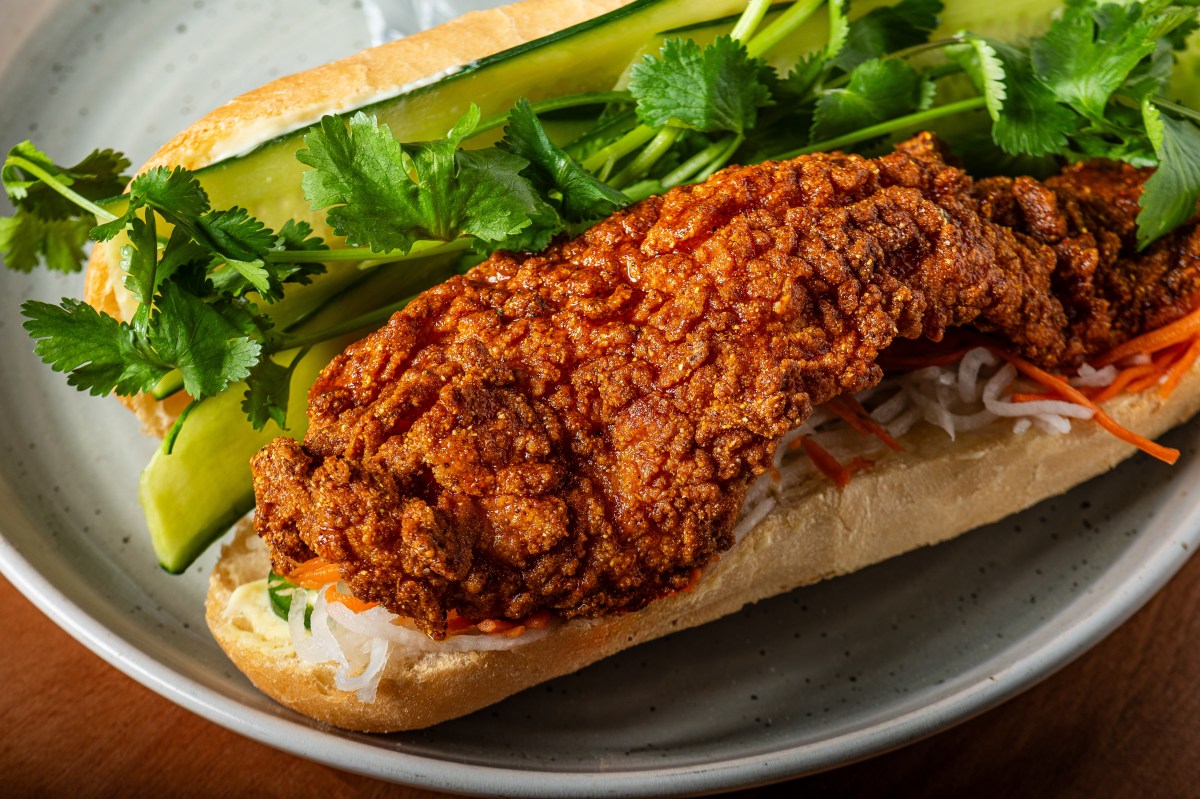 Bánh mì cá trê có gia vị cà ri, mật ong cay và đầy đủ các loại gia vị khác - Ảnh: Rey Lopez