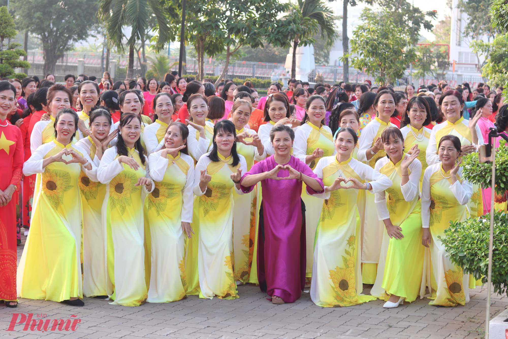 Bà Bùi Thị Bên (thứ 3, hàng đầu từ trái qua)cùng các chị em trong đội hình đồng diễn mẫu của Hội LHPN phường Tăng Nhơn Phú rạng rỡ trong trang phục áo dài truyền thống - Ảnh: Mẫn Nhi