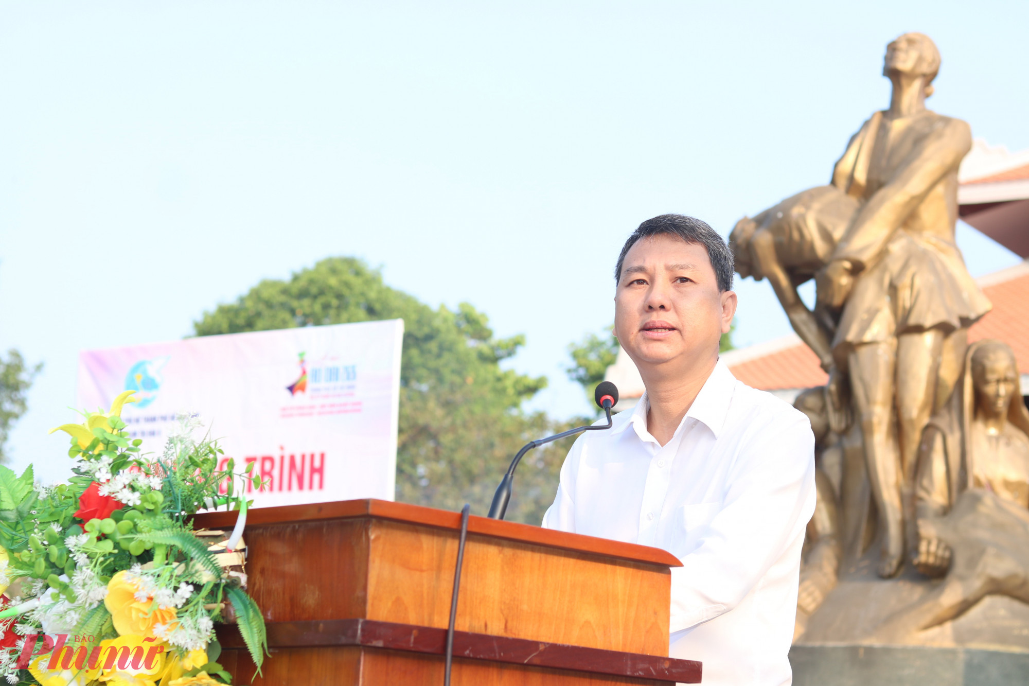 Ông Nguyễn Bạch Hoàng Phụng – Bí thư Đảng ủy, Chủ tịch Hội đồng nhân dân phường Tăng Nhơn Phú – cũng đến dự chương trình, tham gia đồng diễn và gửi lời chúc mừng chị em nhân ngày vui của giới - Ảnh: Mẫn Nhi