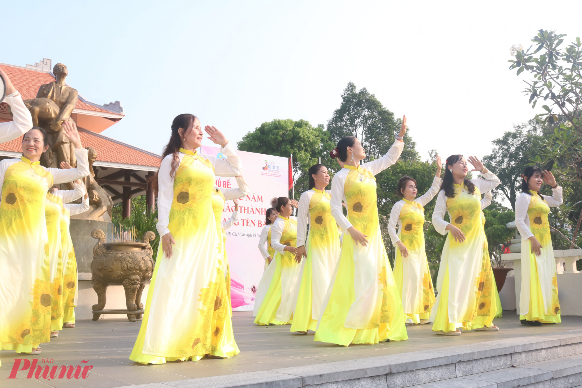 Đội hình đồng diễn mẫu trên sân khấu của cụm thi đua số 8 - Ảnh: Mẫn Nhi