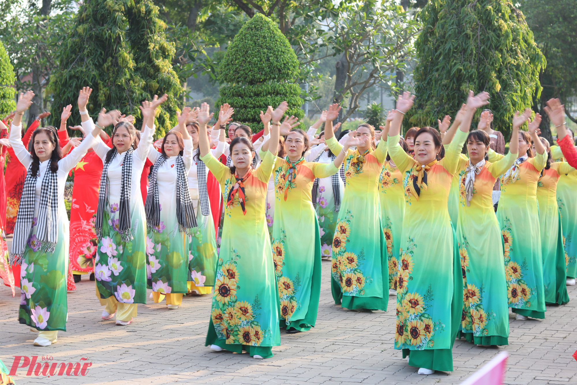 Các chị em ở phường Long Trường thể hiện những động tác dân vũ uyển chuyển, khoẻ khoắn - Ảnh: Mẫn Nhi