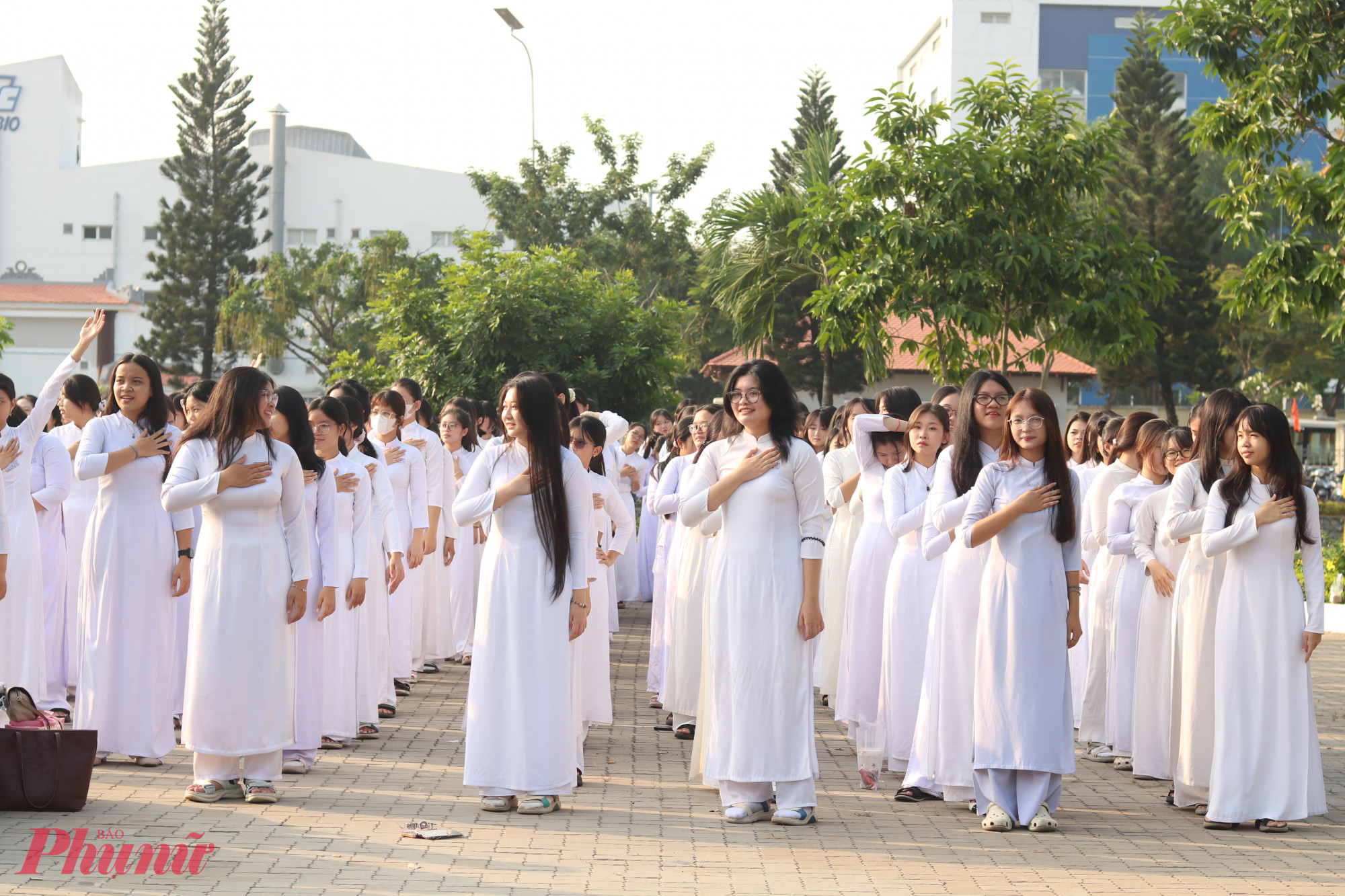 Các em học sinh phường Long Bình trong tà áo dài trắng tinh khôi cùng tham gia đồng diễn dân vũ với các dì, các chị của cụm thi đua số 8 - Ảnh: Mẫn Nhi