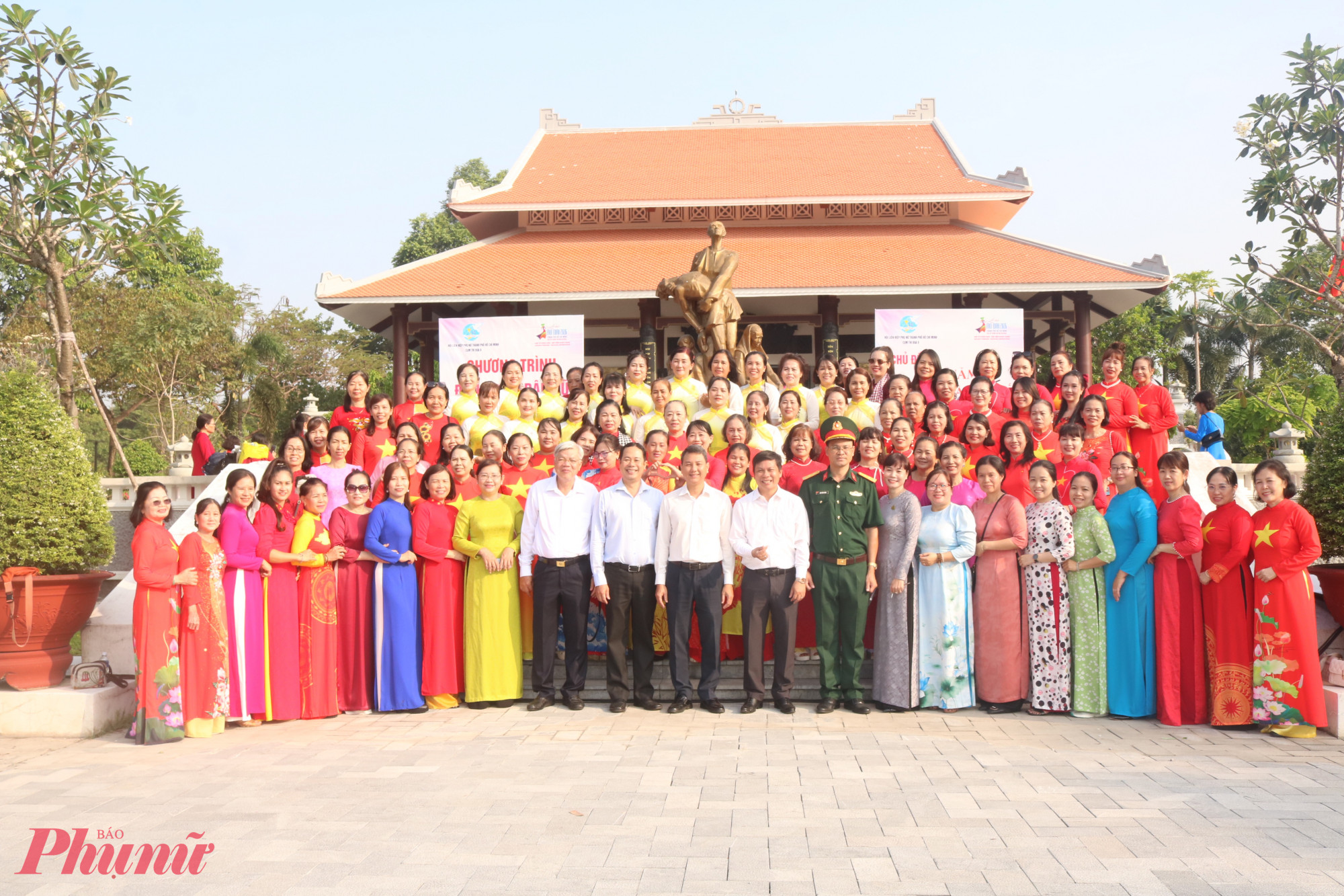 Đại biểu và các chị em thuộc cụm thi đua số 8 chụp hình kỷ niệm nhân sự kiện đặc biệt - Ảnh: Mẫn Nhi