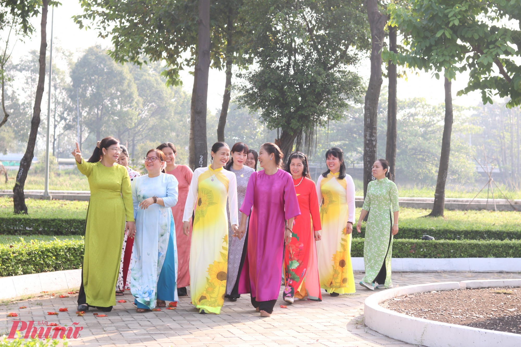 Các chị em ở Tăng Nhơn Phú có mặt tại Đền tưởng niệm Bến Nọc từ rất sớm - Ảnh: Mẫn Nhi