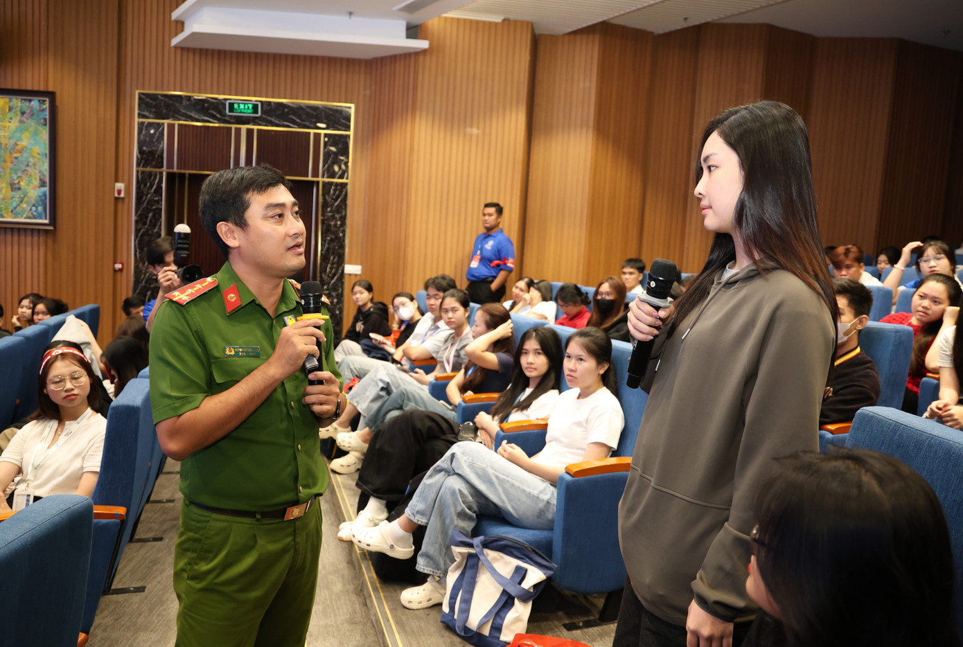 Đại úy Huỳnh Đỗ Tấn Thịnh trao đổi với các sinh viên dự hội thảo - Ảnh: Báo Tiền Phong