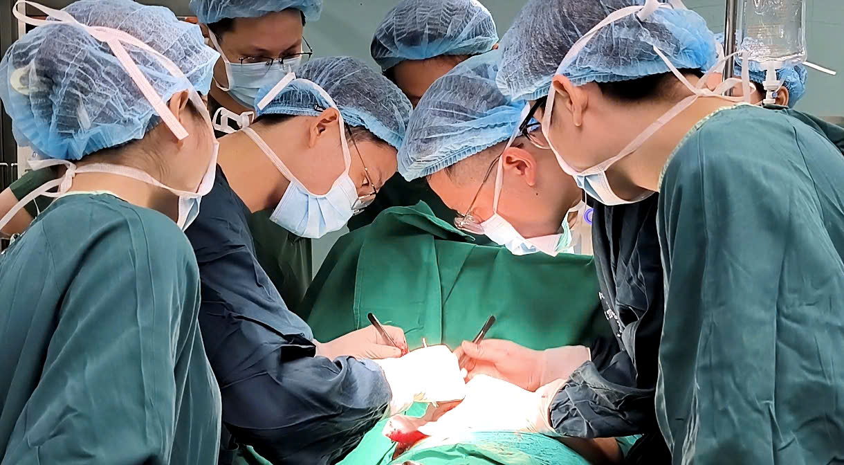 Các bác sĩ phẫu thuật cứu bên ngực trai