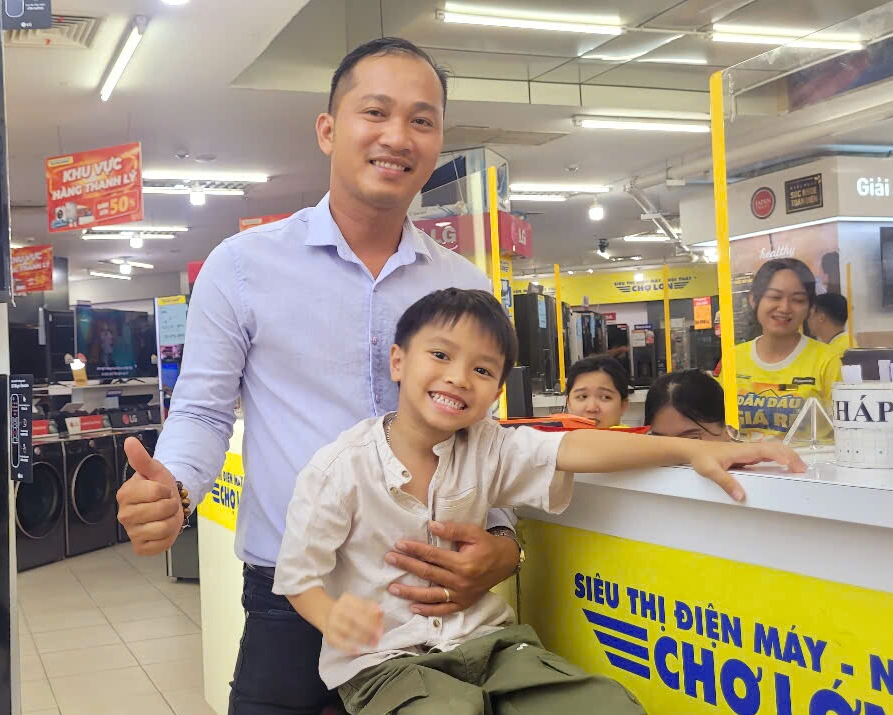 Hai ba con trong buổi mua sắm cùng nhau.