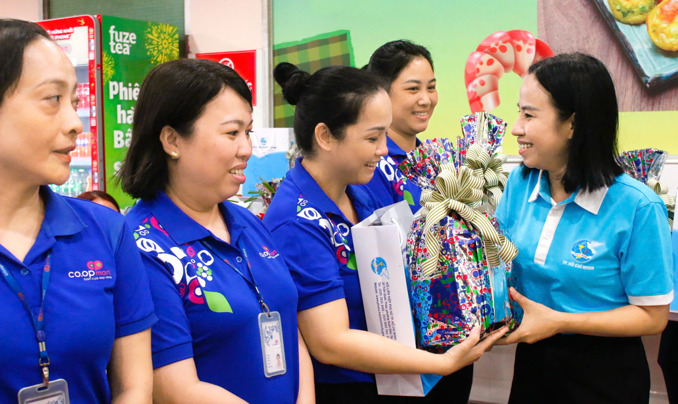 Bà Võ Ngọc Thanh Trúc  thăm hỏi, tặng quà  nữ công nhân viên  có hoàn cảnh khó khăn  tại siêu thị Co.opmart  Cống Quỳnh ngày 7/3  - ẢNH: NGỌC TRĂM