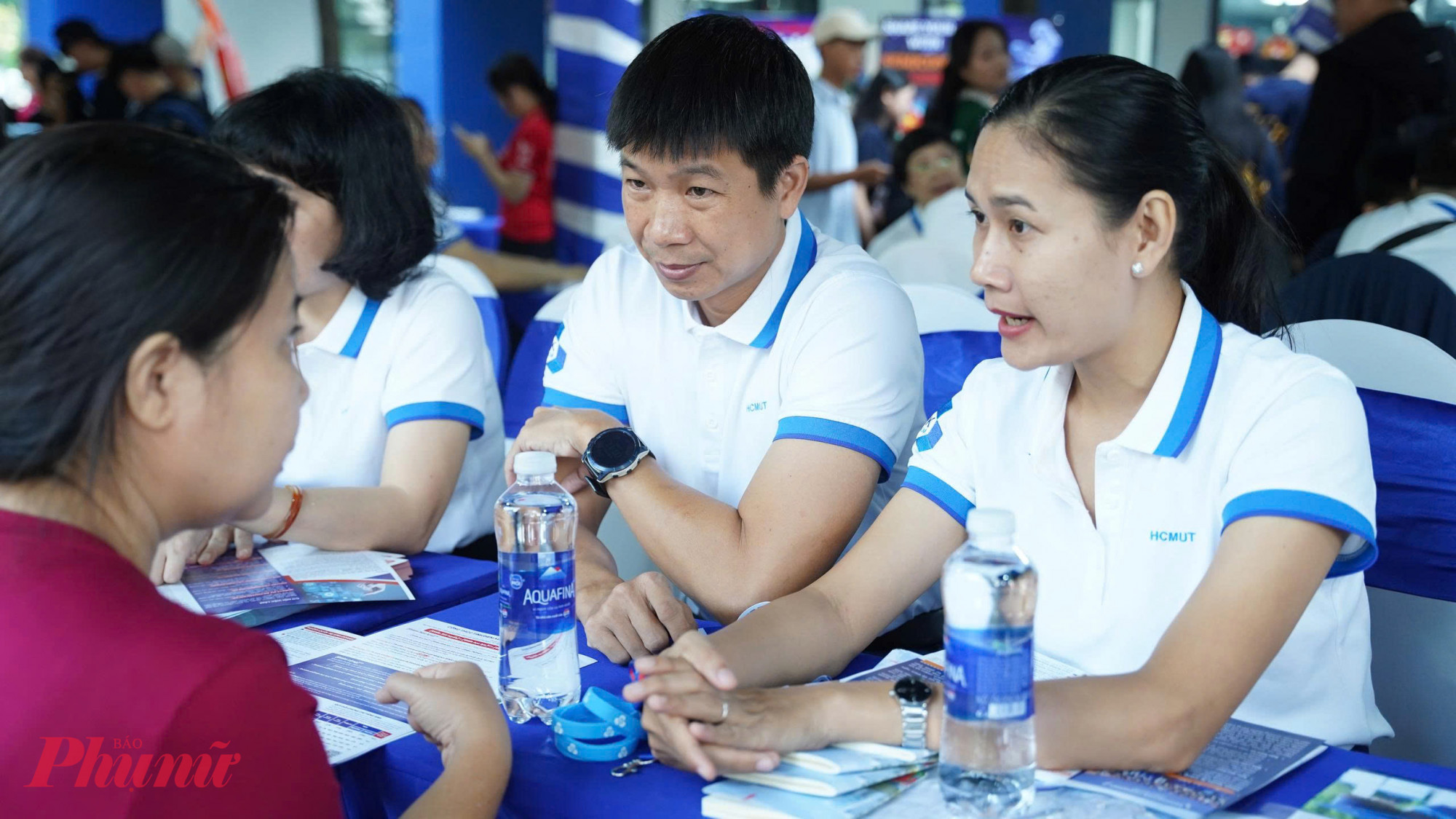 Thí sinh tìm hiểu ngành học tại gian hàng của Trường đại học Bách khoa - Ảnh: Nguyễn Loan