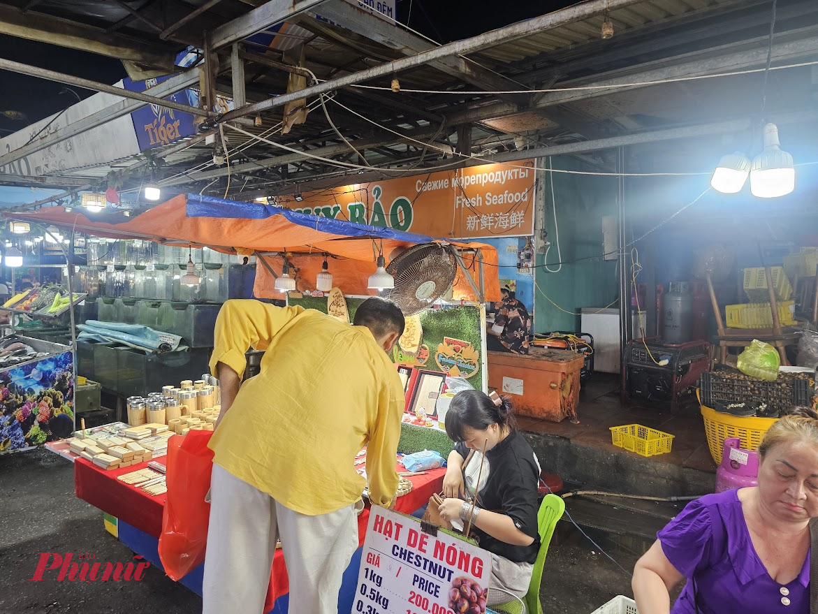 Máy phát điện đủ loại công suất được các tiểu thương sử dụng để tiếp tục kinh doanh - Ảnh Phú Hữu