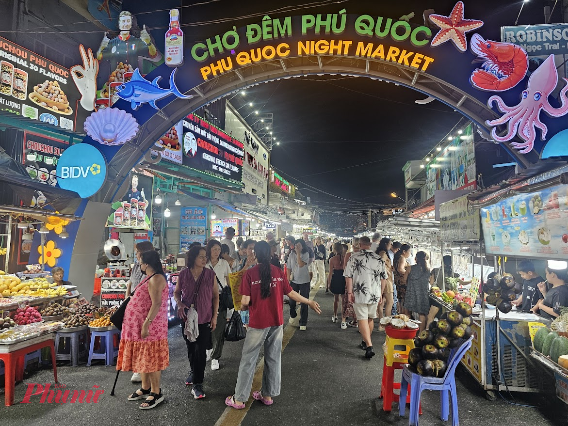 Lượng khách quốc tế đến chợ đêm Phú Quốc khá đông - Ảnh Phú Hữu
