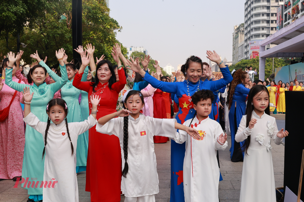 Phụ nữ nhiều độ tuổi cùng khoác lên mình tà áo dài, lan tỏa tình yêu với trang phục truyền thống.