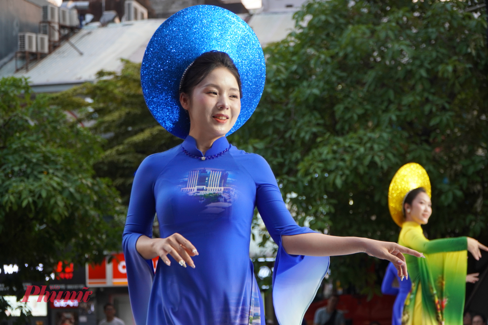 Hình ảnh tà áo dài thướt tha trên sân khấu trong phần dự thi