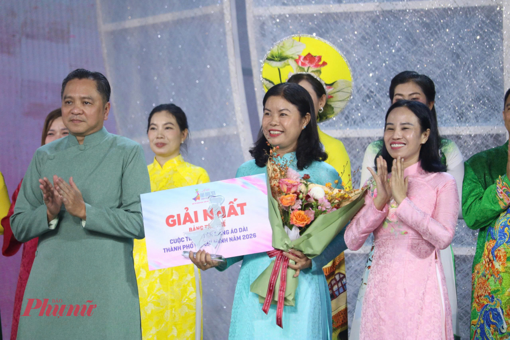 Ban tổ chức trao giải Nhất cho tiết mục “Vàng son tên Bác” của Cụm 1.