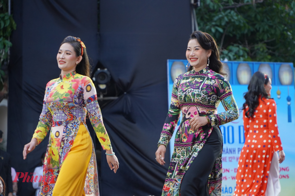 Các thí sinh thể hiện nét duyên dáng trong tà áo dài truyền thống.