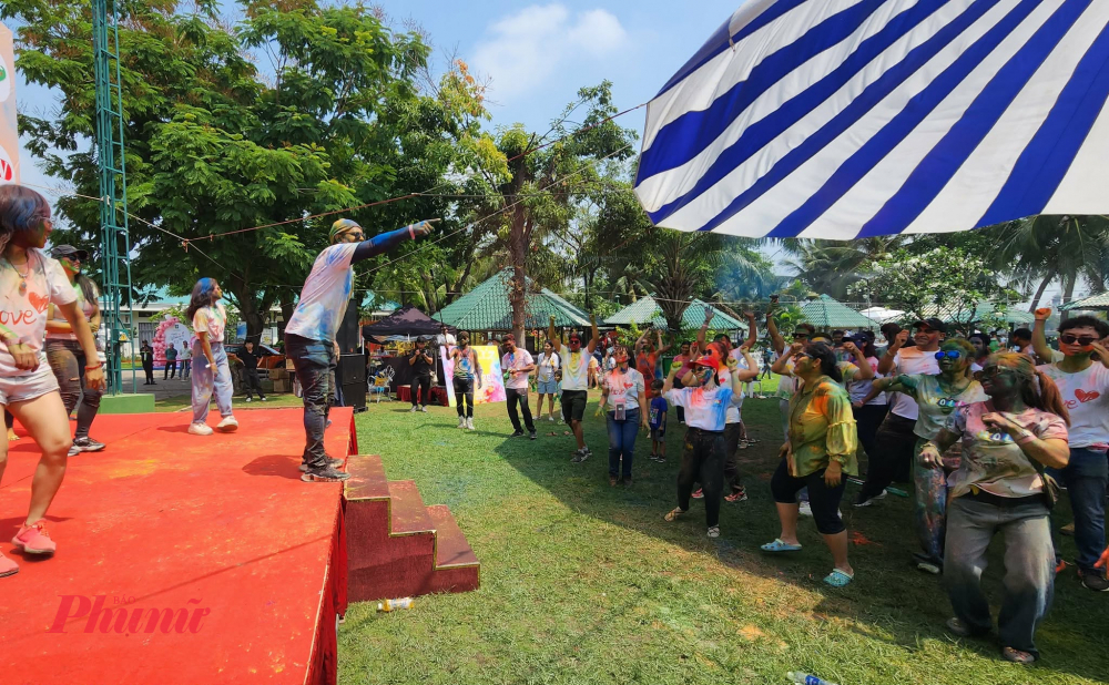 Bầu không khí lễ hội sôi động cùng những bài hát Ấn Độ hiện đại thu hút sự tham gia của mọi người