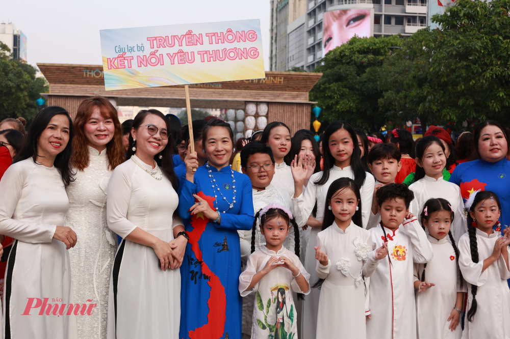 Sáng 8/3 nhộn nhịp tại phố đi bộ