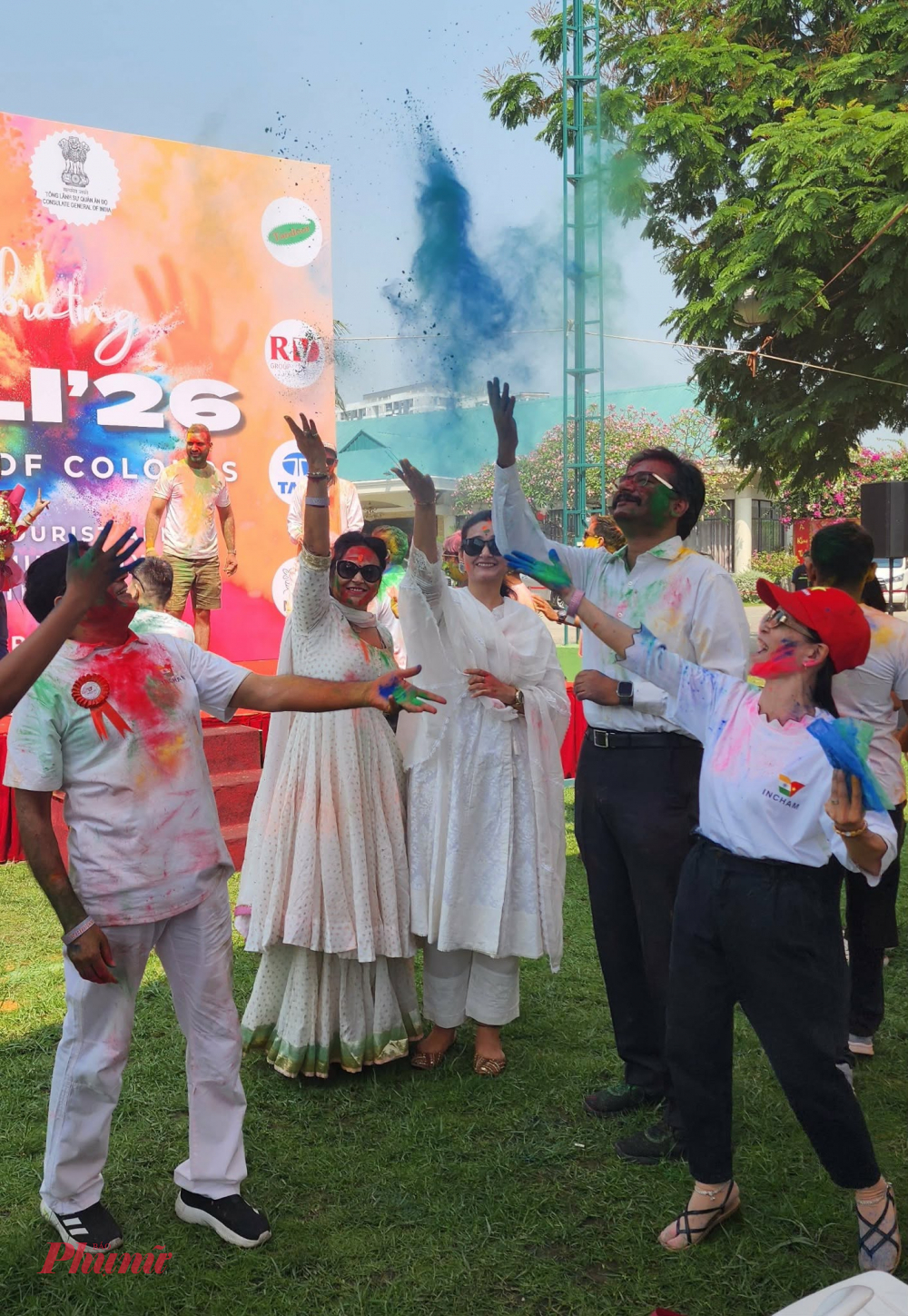 Tổng lãnh sự Ấn Độ tại TPHCM Vipra Pandey cùng các khách mời đắm mình trong màu sắc của lễ hội Holi