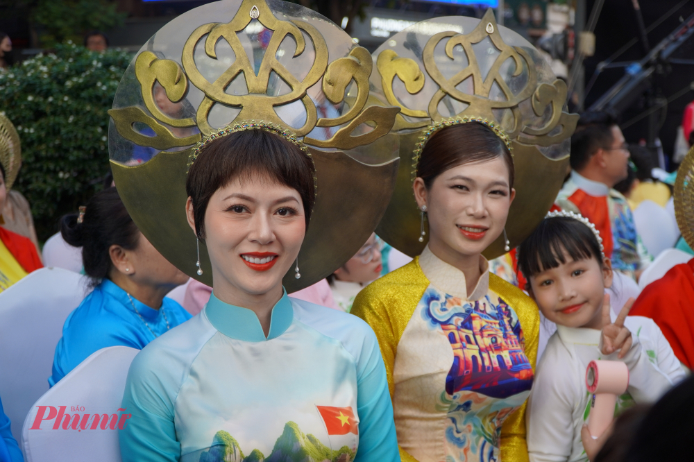 Nụ cười rạng rỡ của thí sinh tham dự đêm chung kết.