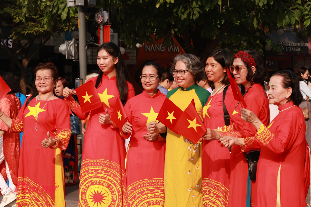 Phụ nữ TP.HCM duyên dáng trong tà áo dài truyền thống tại phố đi bộ Nguyễn Huệ sáng 8/3.