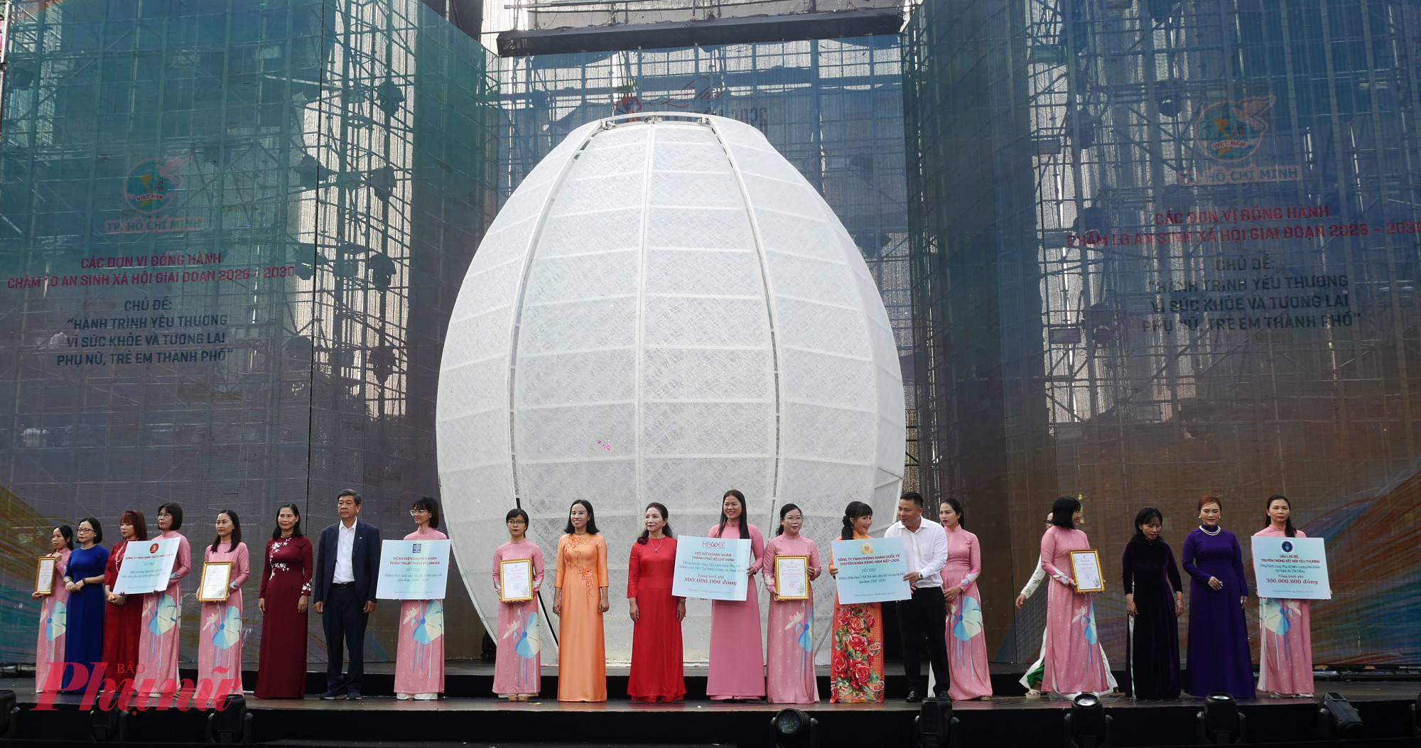 Tại chương trình, các đơn vị, tổ chức trao bản tượng trưng cam kết đồng hành cùng Hội LHPN thành phố thực hiện chương trình an sinh xã hội, Nhằm tiếp tục chăm lo cho phụ nữ và trẻ em có hoàn cảnh khó khăn tự tin vươn lên trong cuộc sống năm 2026 và những năm tiếp theo