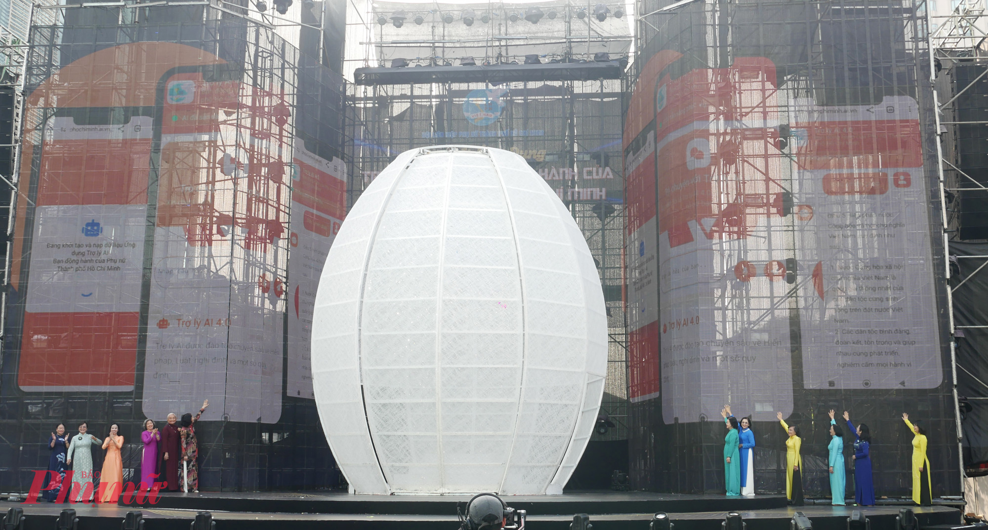 Cùng đó, Hội LHPN TPHCM ra mắt ứng dụng “Trợ lý AI - Bạn đồng hành của phụ nữ TPHCM”.