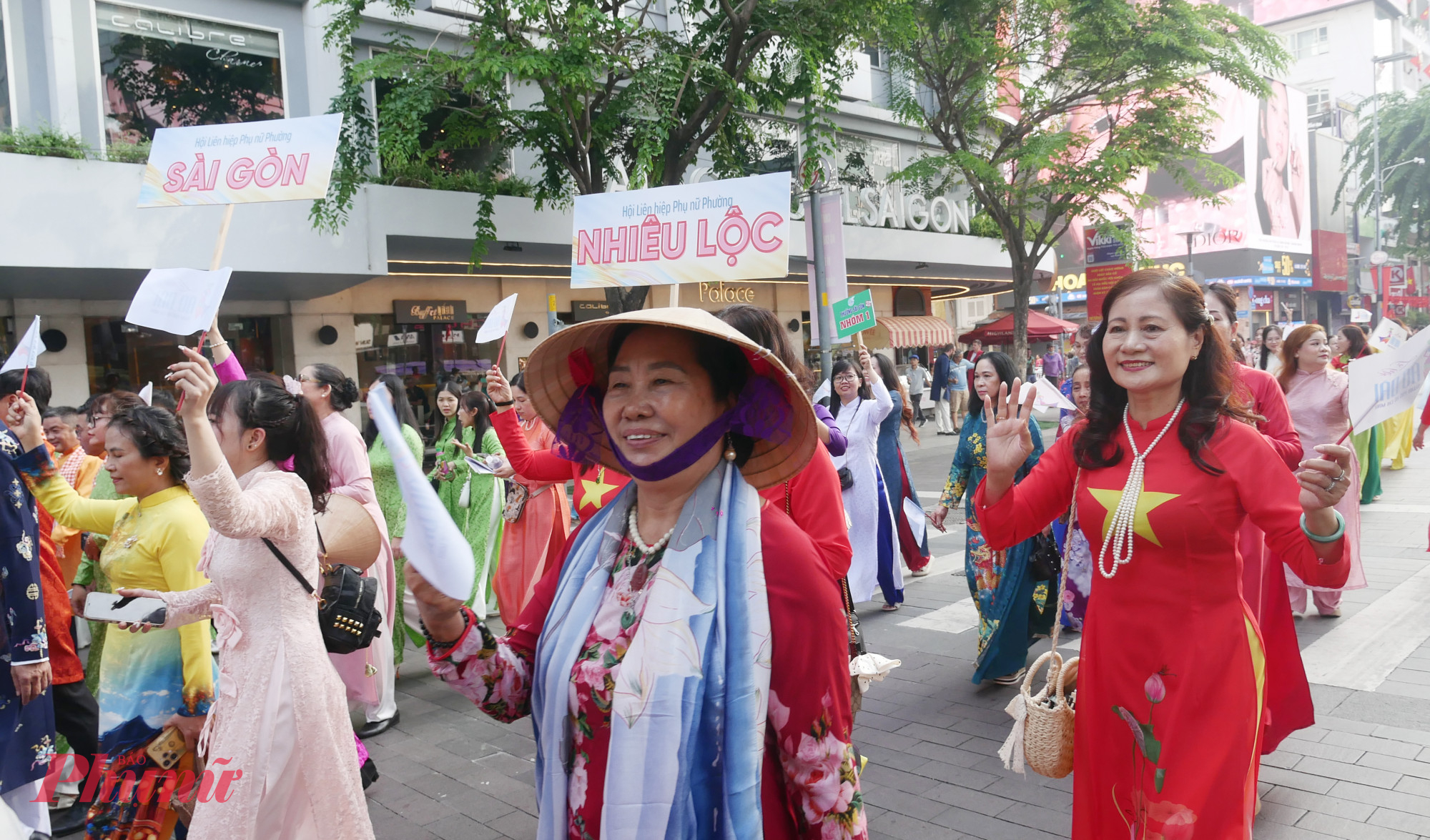 Cán bộ, hội viên phụ nữ cùng tham gia diễn hành tại Phố đi bộ Nguyễn Huệ
