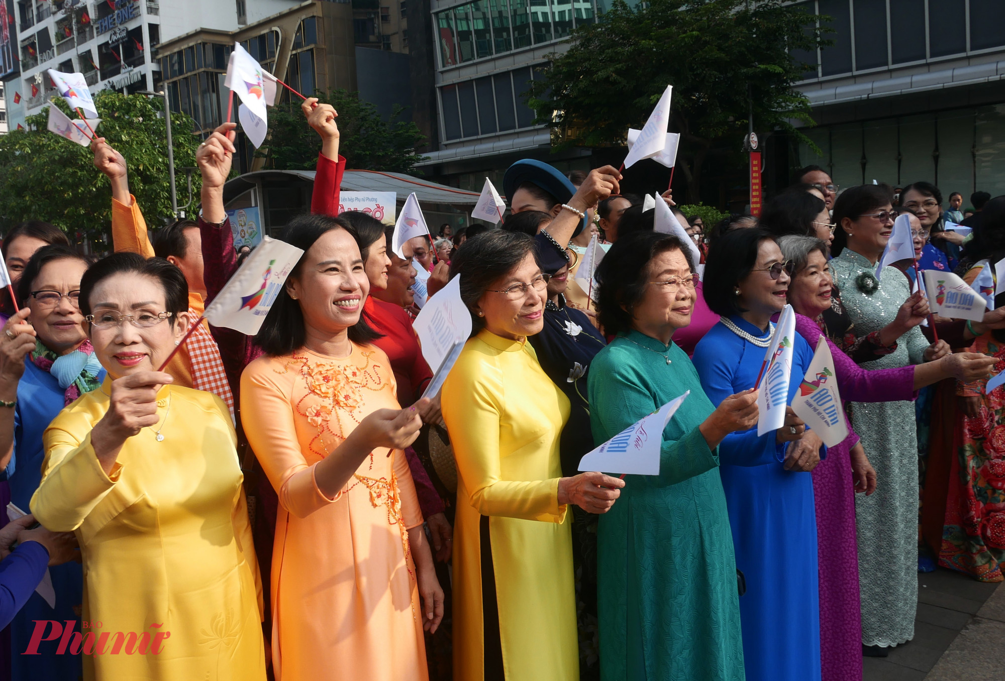 Cùng tham gia sự kiện còn có bà Võ Ngọc Thanh Trúc - Ủy viên Ban Thường vụ Thành ủy, Phó chủ tịch Ủy ban MTTQ Việt Nam TPHCM, Chủ tịch Hội LHPN TPHCM (thứ 2 từ trái qua). Các đại biểu ại biểu là lãnh đạo nữ nguyên là Ủy viên Ban Chấp hành Trung ương Đảng, Ban Bí thư, thành phố