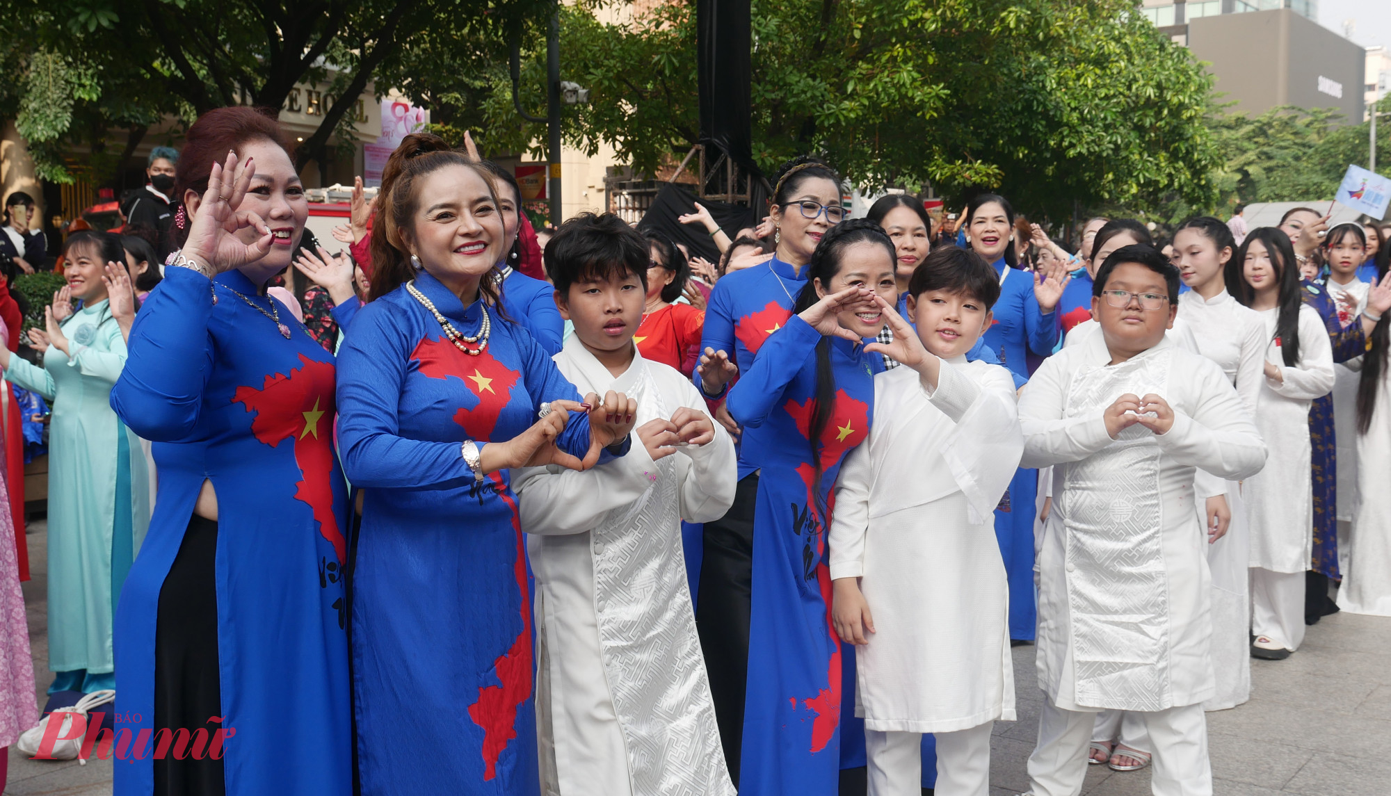 Hội viên phụ nữ, trẻ em trai, trẻ em gái cùng tham gia chương trình, góp phần tạo nên không khí rộn ràng cho sự kiện năm nay 