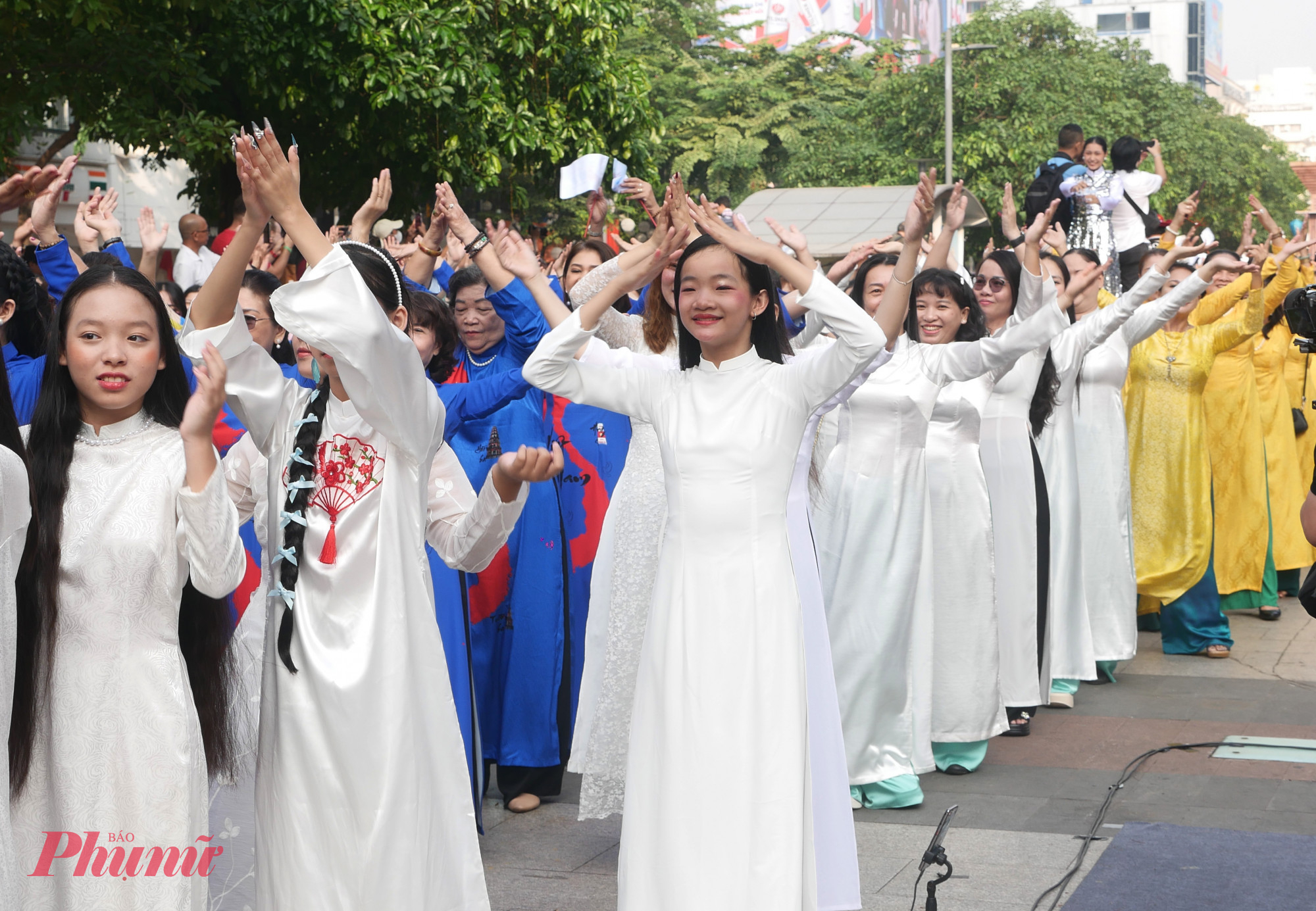 Nữ sinh phấn khởi tham dự phần đồng diễn tại sự kiện 