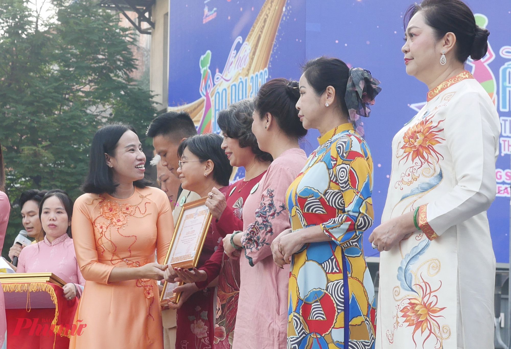 Bà Võ Ngọc Thanh Trúc - tặng Bằng khen thành tích xuất sắc trong công tác chăm lo an sinh xã hội cho các đơn vị, tổ chức, cá nhân