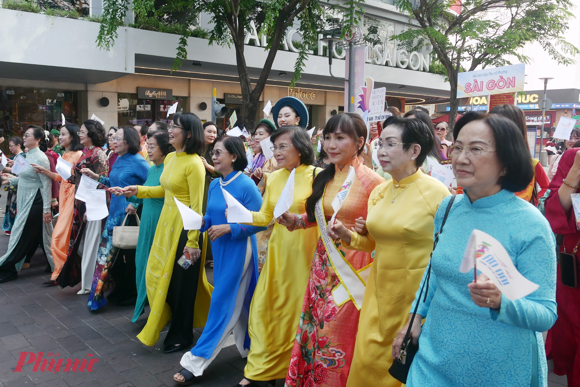 Đại biểu tham gia Diễu hành tuyến đường đi bộ Nguyễn Huệ 