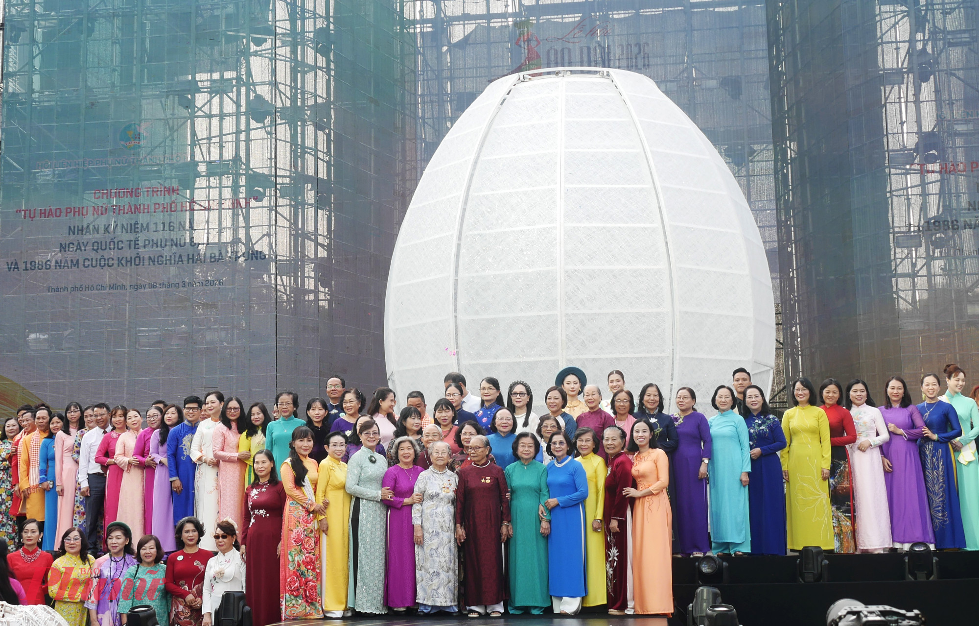 Các đại biểu lãnh đạo nữ nguyên là Ủy viên Ban Chấp hành Trung ương Đảng, Ban Bí thư, thành phố và lãnh đạo thành phố và các dì, các chị nguyên Chủ tịch, Phó chủ tịch Hội LHPN các tỉnh Bình Dương, Bà Rịa - Vũng Tàu, TPHCM các thời kỳ