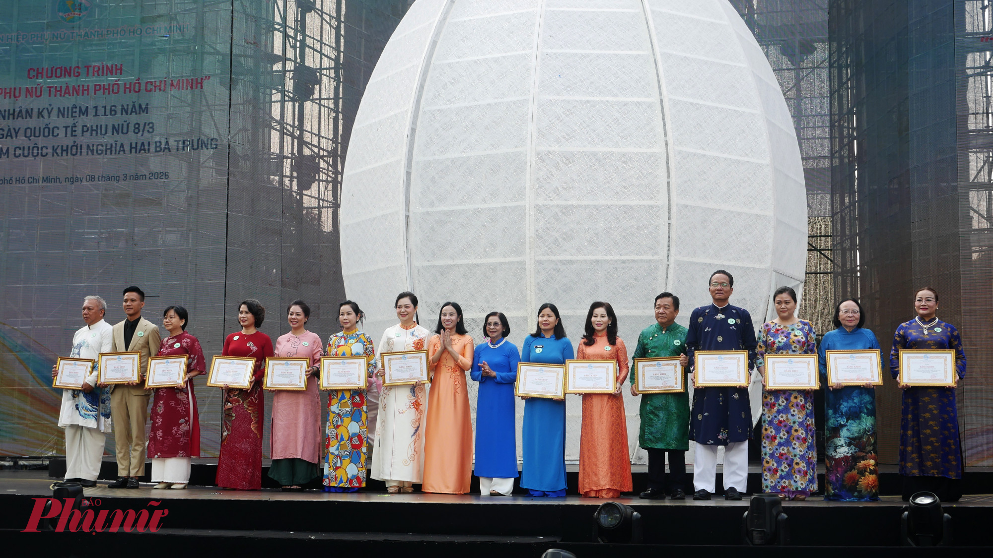 Bà Nguyễn Thị Thu Hà - nguyên Ủy viên Trung ương Đảng, nguyên Phó bí thư Thành ủy, bà Võ Ngọc Thanh Trúc - Ủy viên Đoàn Chủ tịch Trung ương Hội LHPN Việt Nam, Ủy viên Ban Thường vụ Thành ủy, Phó chủ tịch Ủy ban MTTQVN thành phố, Chủ tịch Hội LHPN TPHCM - trao Bằng khen cho các tập thể, cá nhân nhận khen thưởng  - Trao Bằng khen Hội Liên hiệp Phụ nữ Thành phố khen thưởng thành tích xuất sắc trong công tác chăm lo an sinh xã hội