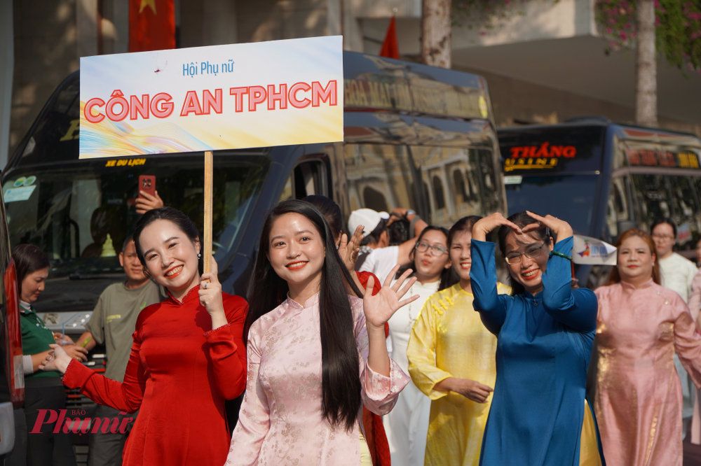 Hội Phụ nữ Công an Thành phố Hồ Chí Minh rạng rỡ trong tà áo dài